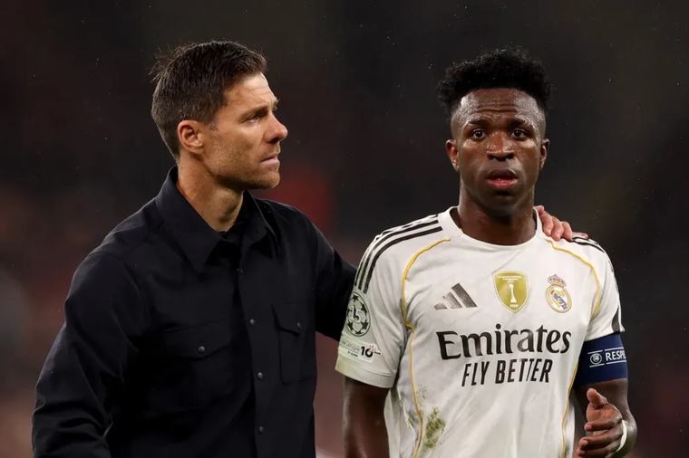 Real Madrid: Jamie Carragher accuse Vinicius d’avoir précipité le départ de Xabi Alonso