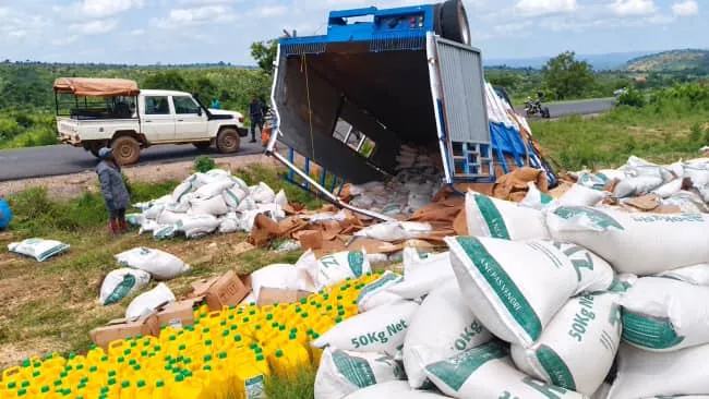 Tanguiéta : un camion du PAM chargé de vivres pour les cantines scolaires fait un grave accident