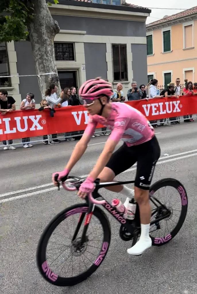 Cyclisme : blessé, Tadej Pogačar arrête sa saison et prolonge jusqu’en 2032 avec UAE Team Emirates