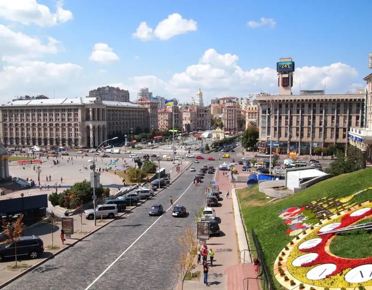 Ukraine: Zelensky dénonce des frappes russes sur les aéroports de Kiev avant la visite des émissaires étatsuniens