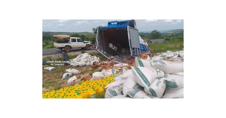 Un camion rempli de vivres de cantines scolaires renversé
